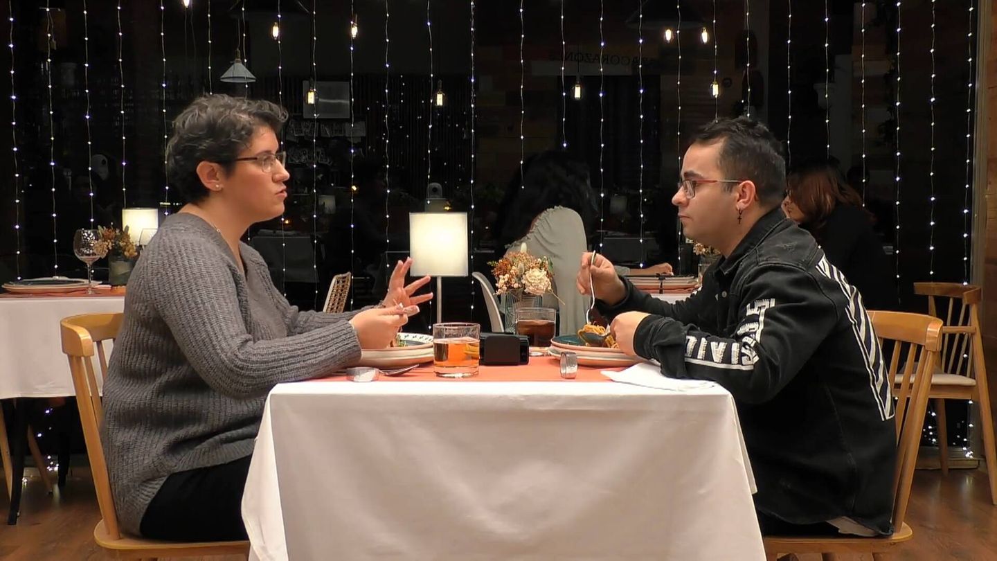 Irene y Álvaro cenan en el restaurante de 'First Dates'. (Mediaset)