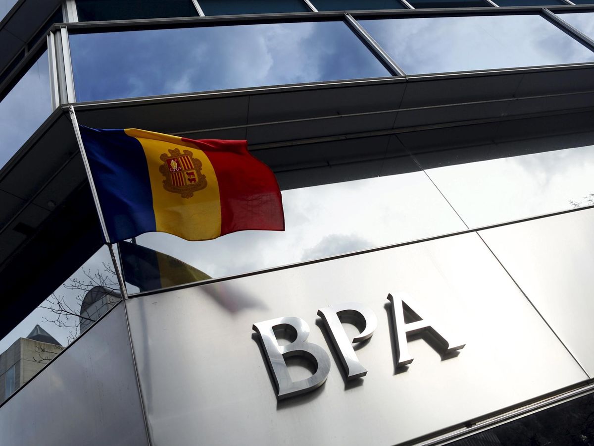 Foto: Una bandera de Andorra ondea en una oficina de Banca Privada d'Andorra (BPA). (Reuters)