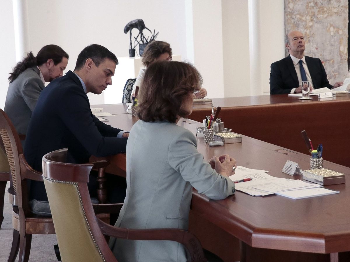 Foto: Pedro Sánchez, con Carmen Calvo y Pablo Iglesias, en el Consejo de Ministros del pasado 14 de marzo. (EFE)