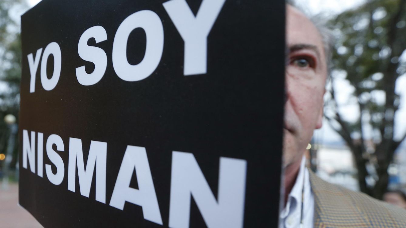 Foto: Un manifestante pide investigar la muerte de Nisman. (Reuters)