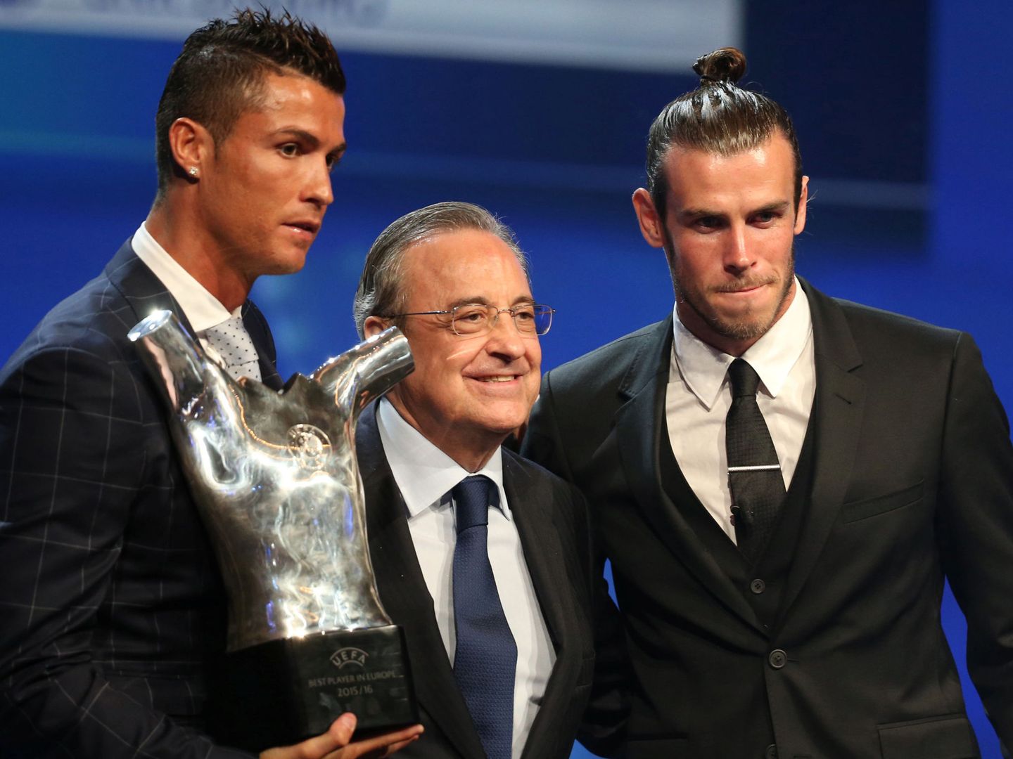 Florentino Pérez entre Cristiano Ronaldo y Bale. (Reuters)