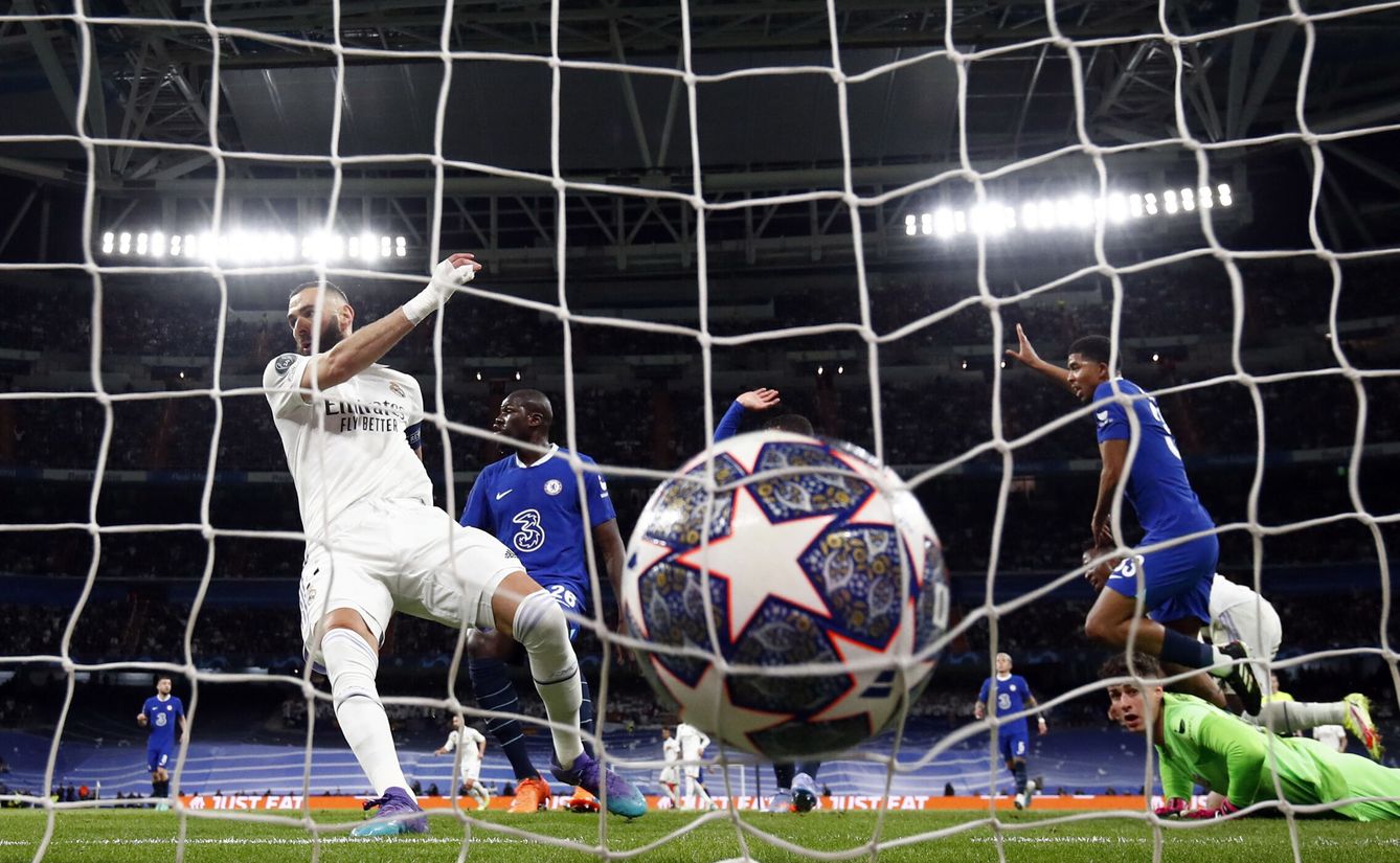 Benzema anota un gol ante el Chelsea. (Reuters)
