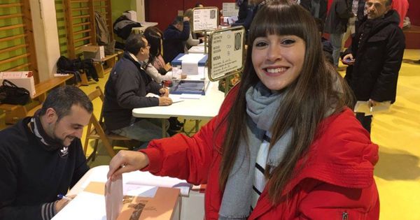 Foto: Aitana de 'OT' sale a votar durante las elecciones catalanas del 21-D.