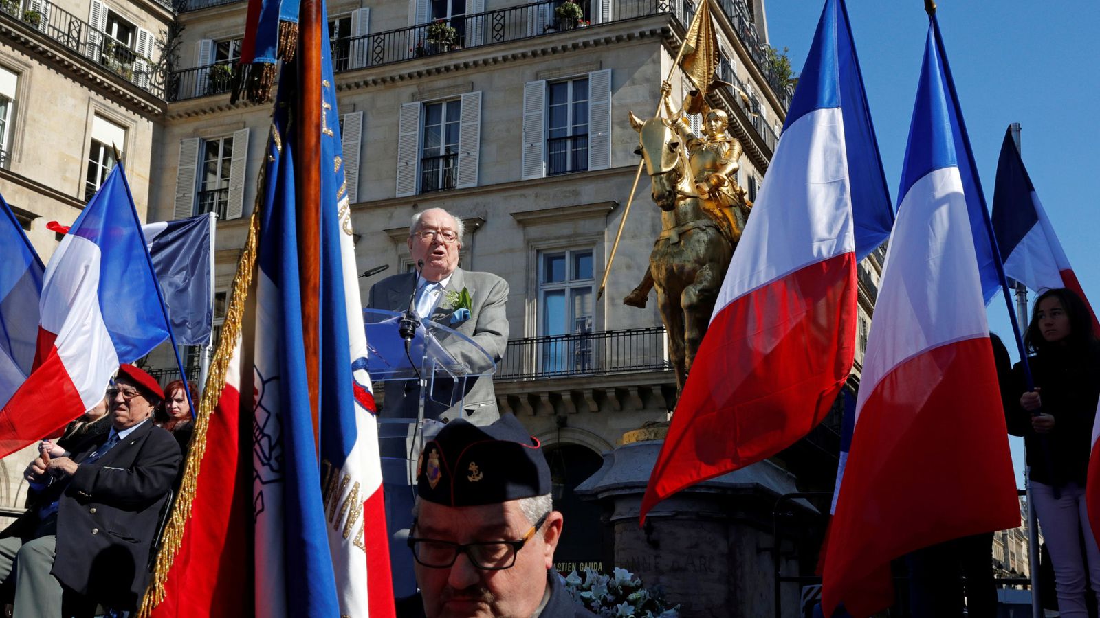 Foto: Jean-Marie Le Pen, del Frente Nacional, da un discurso frente a la estatua de Juana De Arco en París, el 1 de mayo de 2016 (Reuters)