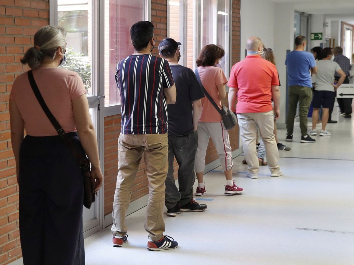 Foto: Varias personas esperan para recibir la vacuna contra el covid-19 en el Hospital Severo Ochoa de Leganés, Madrid. (EFE) 