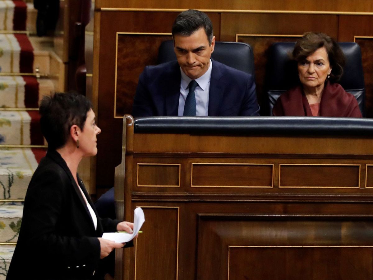 Foto: El candidato a la presidencia del Gobierno, Pedro Sánchez, observa a la portavoz de EH Bildu, Mertxe Aizpurua. (EFE)