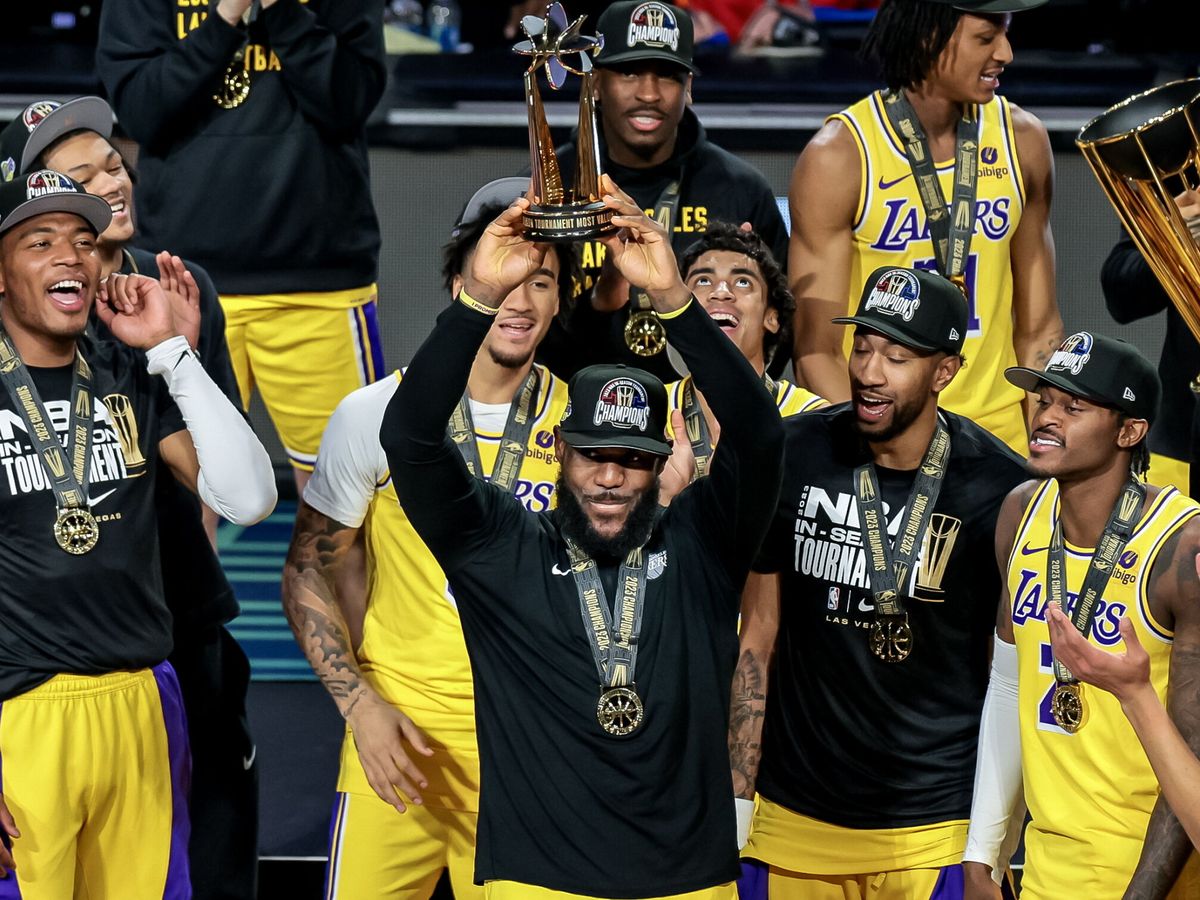 Foto: LeBron James y los Lakers celebran el título. (EFE/EPA/Allison Dinner)
