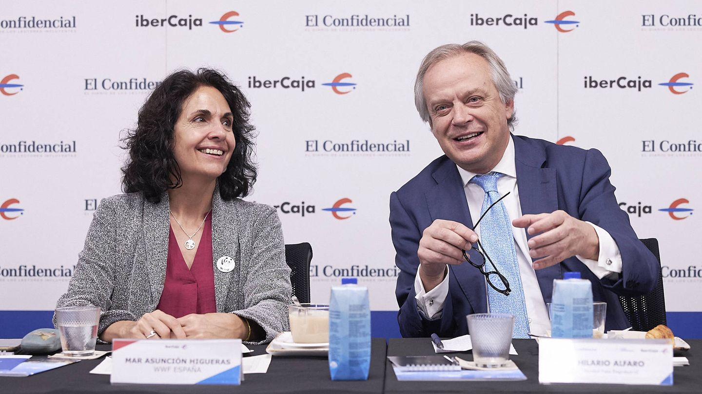 Asunción Higueras, responsable del Programa Clima y Energía de WWP España, e Hilario Alfaro, presidente de Madrid Foro Empresarial.