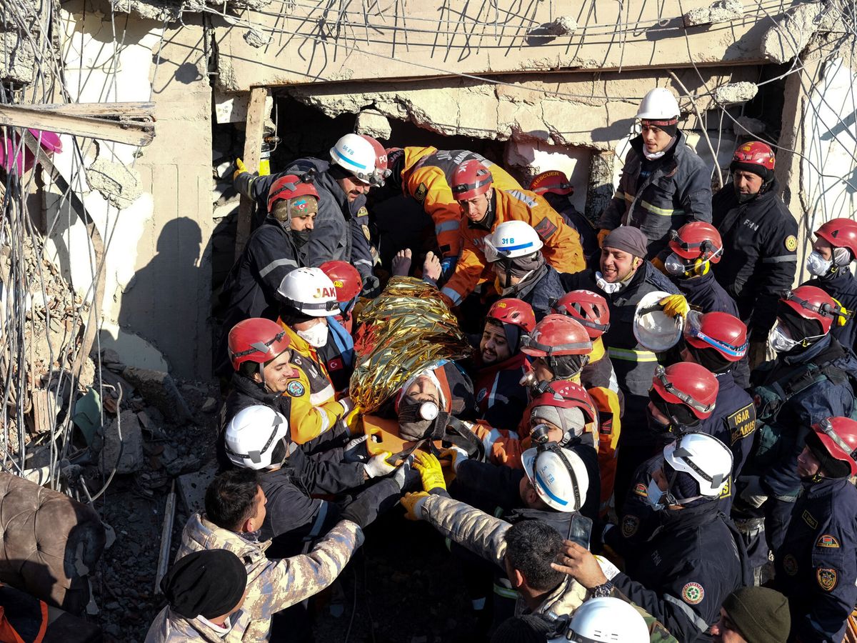 Foto: Los equipos de rescate sacan a una persona entre los escombros en Adiyaman. (Reuters)