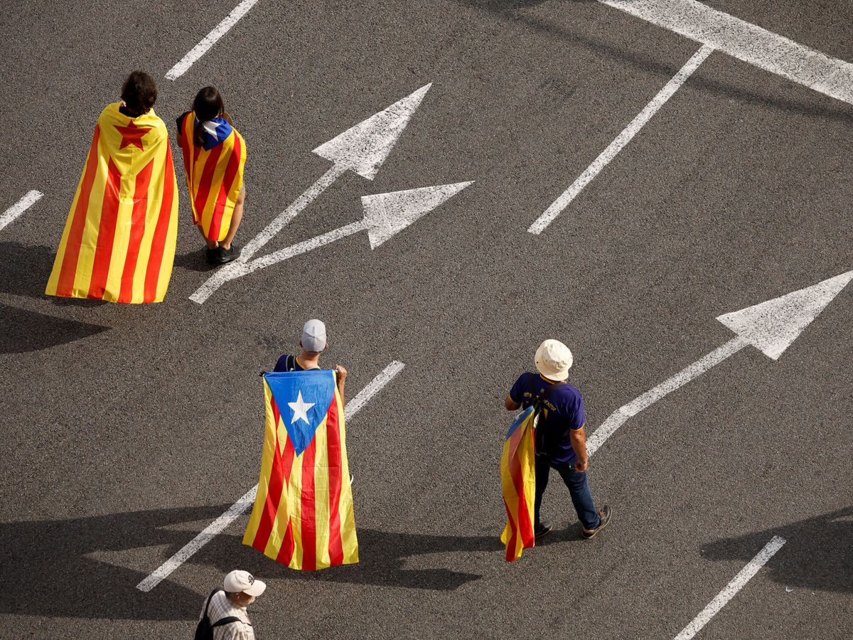Foto: Asistentes a la última Diada en Barcelona. (Reuters/Albert Gea)
