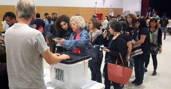 Foto: Colas en las mesas de votación del IES Antoni Martí i Franquès de Tarragona el 1-O. (EFE)