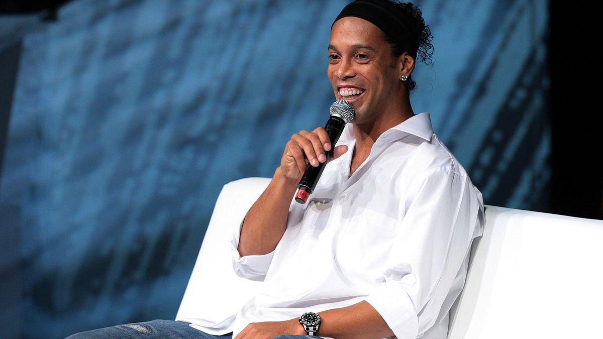 Ronaldinho celebra el día de los enamorados muy bien acompañado
