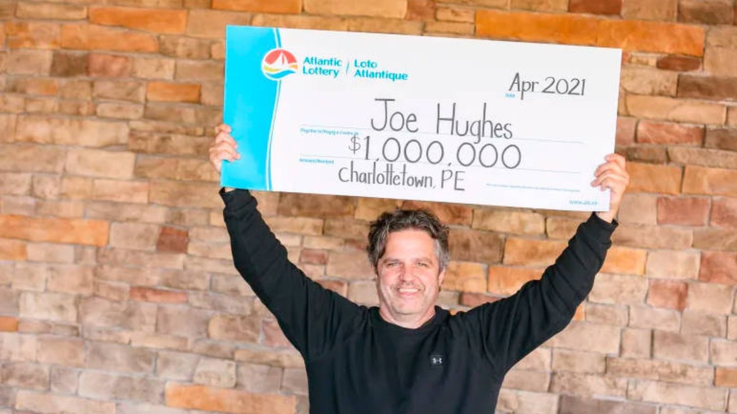 Joe Hughes, con su cheque gigante de ganador (Atlantic Lottery Corporation)