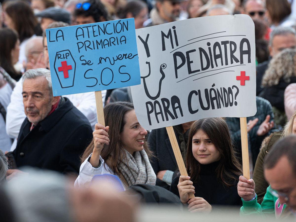 Foto: Manifestación en apoyo de los médicos de familia y pediatras. (EFE/Fernando Villar)
