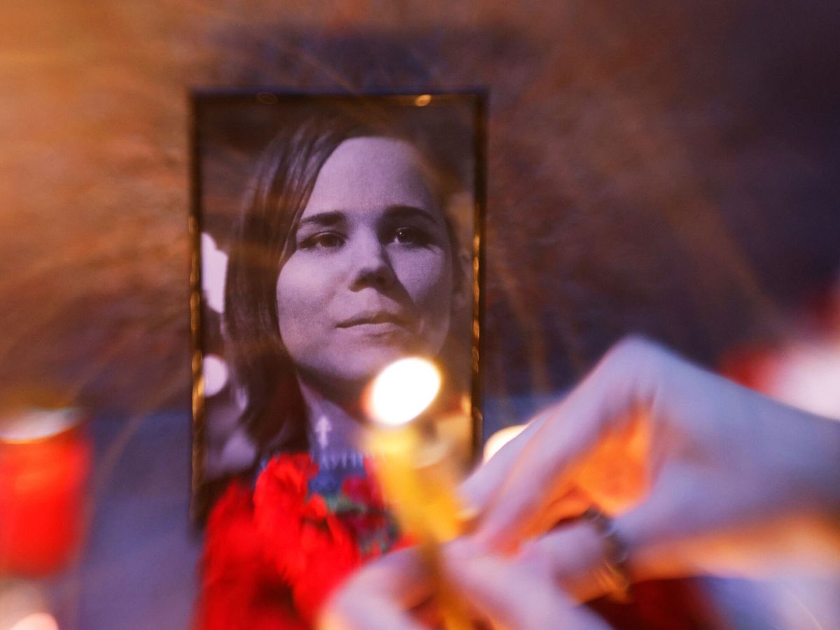 Foto: Se colocan flores y velas junto a un retrato de Darya Dugina en Moscú. (Reuters/Maxim Shemetov)