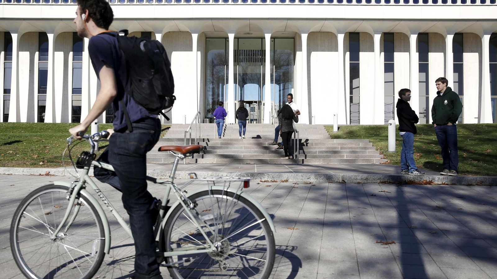 Foto: Un ciclista pasa por delante de la Escuela de Relaciones Internacionales Woodrow Wilson en Princeton, en noviembre de 2015 (Reuters)