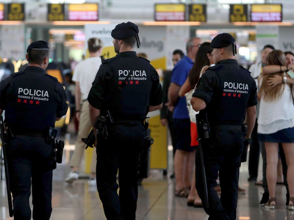 Foto: Mossos d'Esquadra en el aeropuerto de Barcelona. (EFE/Toni Albir)