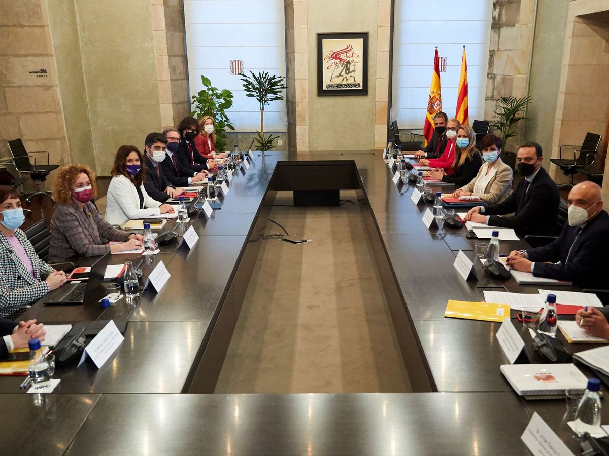 Foto:  La ministra de Política Territorial, Isabel Rodríguez (c en la parte derecha de la mesa) y la consellera de la Presidencia Laura Vilagrà (c en la parte izquierda de la mesa) encabezan la reunión de la Comisión Bilateral Estado-Generalitat. (EFE/Ale