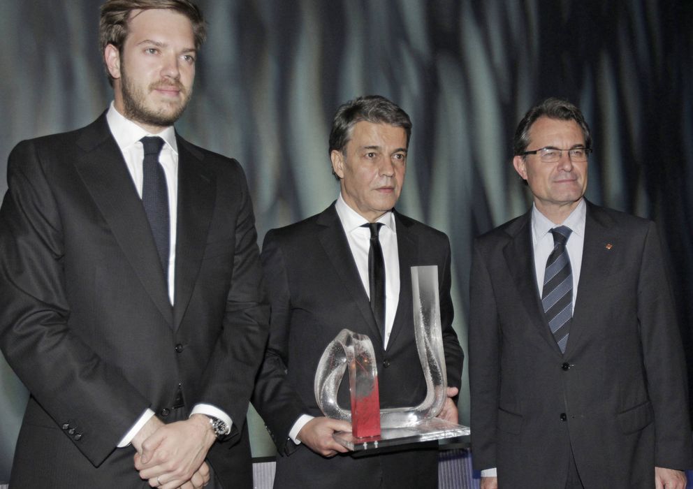 Foto: Artur Mas (d) y el presidente del Grupo Zeta, Antonio Asensio (i), durante la entrega del Premio Catalan al periodista Joaquim Maria Puyal (c).