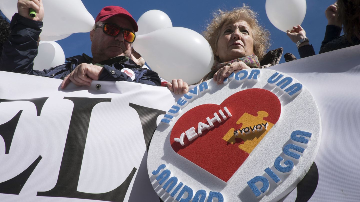 Manifestantes con pancartas en defensa de la sanidad pública en Huelva. (EFE)
