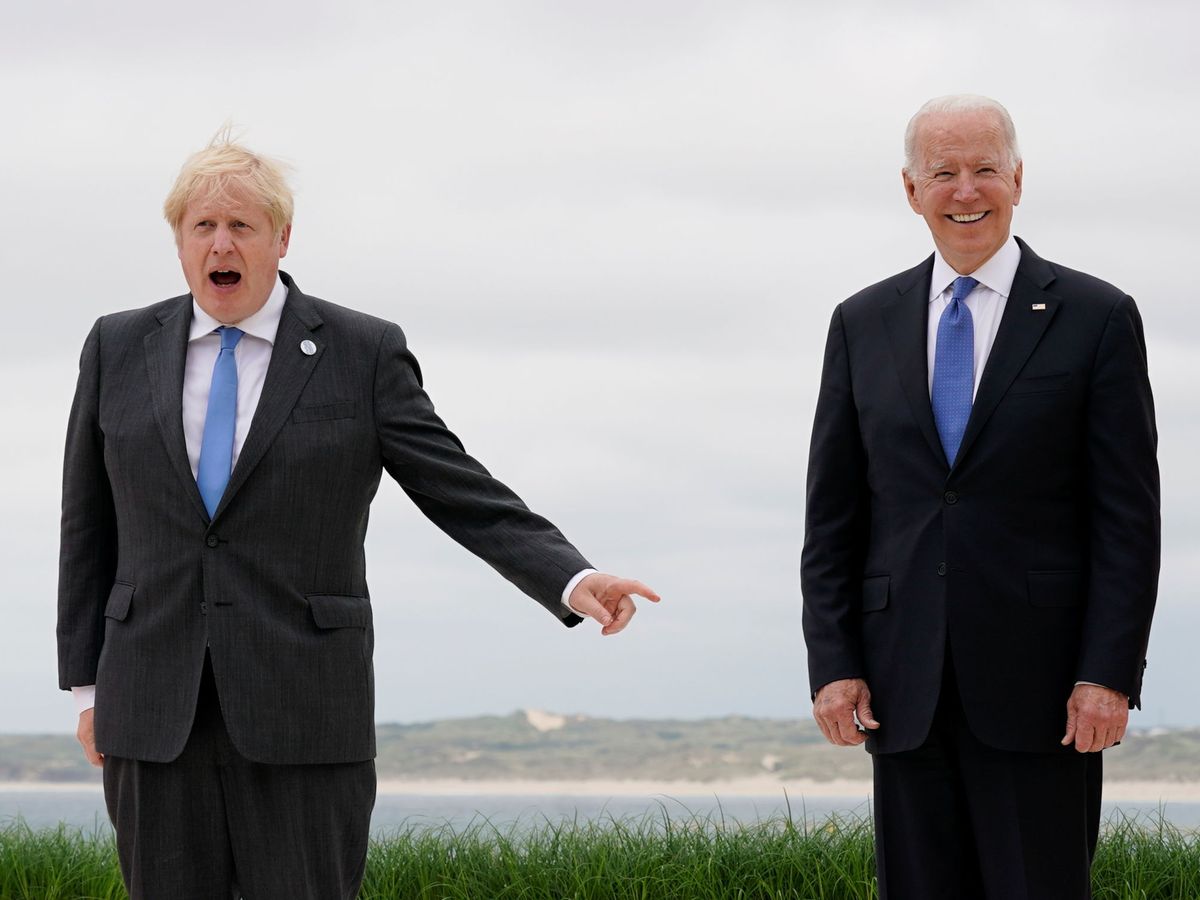 Foto: Joe Biden (d) y Boris Johnson durante la cumbre del G7 en junio. (Reuters)