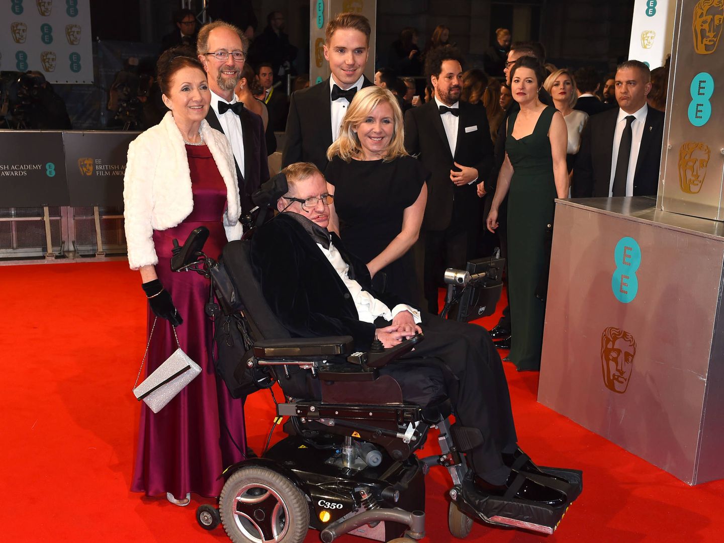 Hawking con Jane, su primera mujer, y sus hijos en el estreno. (Gtres)
