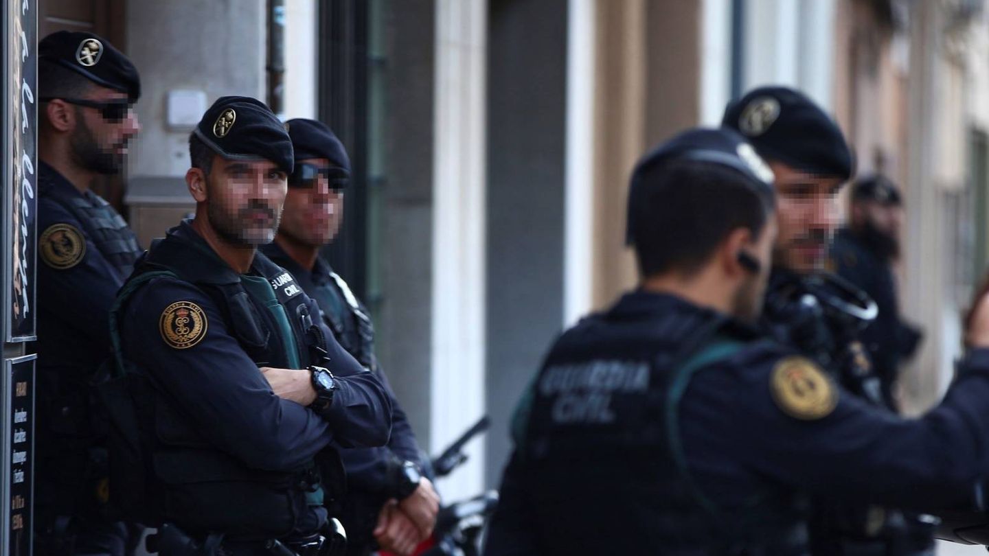 Agentes de la Guardia Civil durante el registro de un domicilio en Sabadell. (EFE)