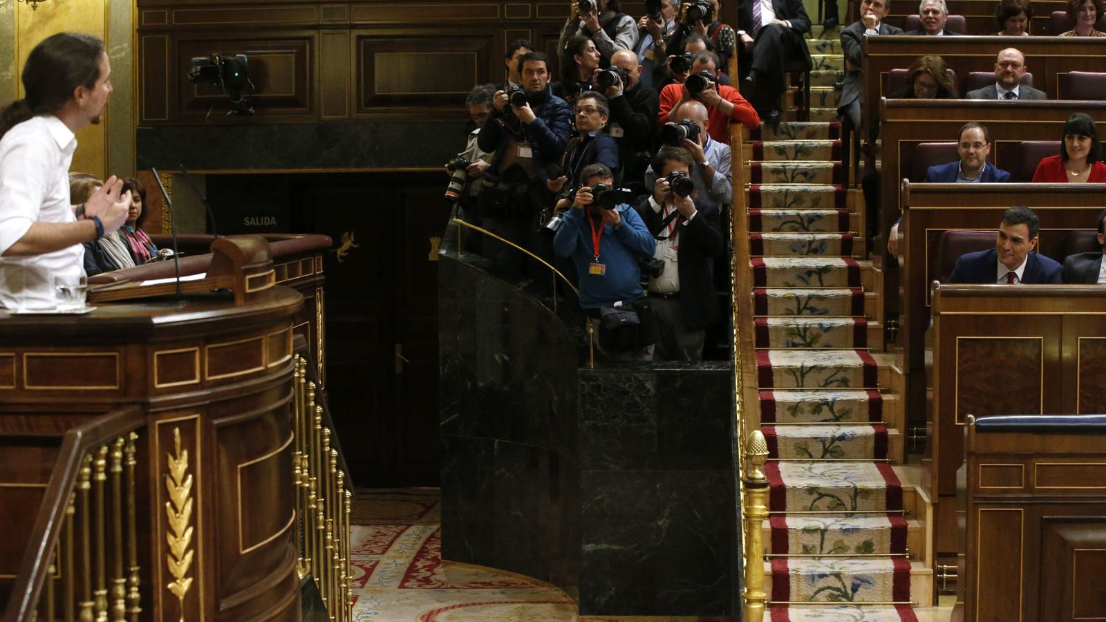 Foto: Pablo Iglesias en la tribuna del Congreso ante la mirada de Pedro Sánchez (Efe)