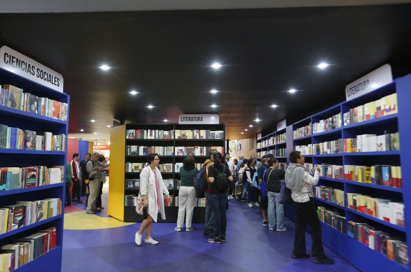 Visitantes a la Feria Internacional del Libro de Guadalajara 2023. EFE / Francisco Guasco