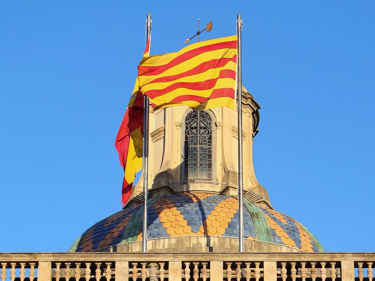 Foto: La señera y la bandera de España ondean en el Palau de la Generalitat.EFE Javier Etxezarreta