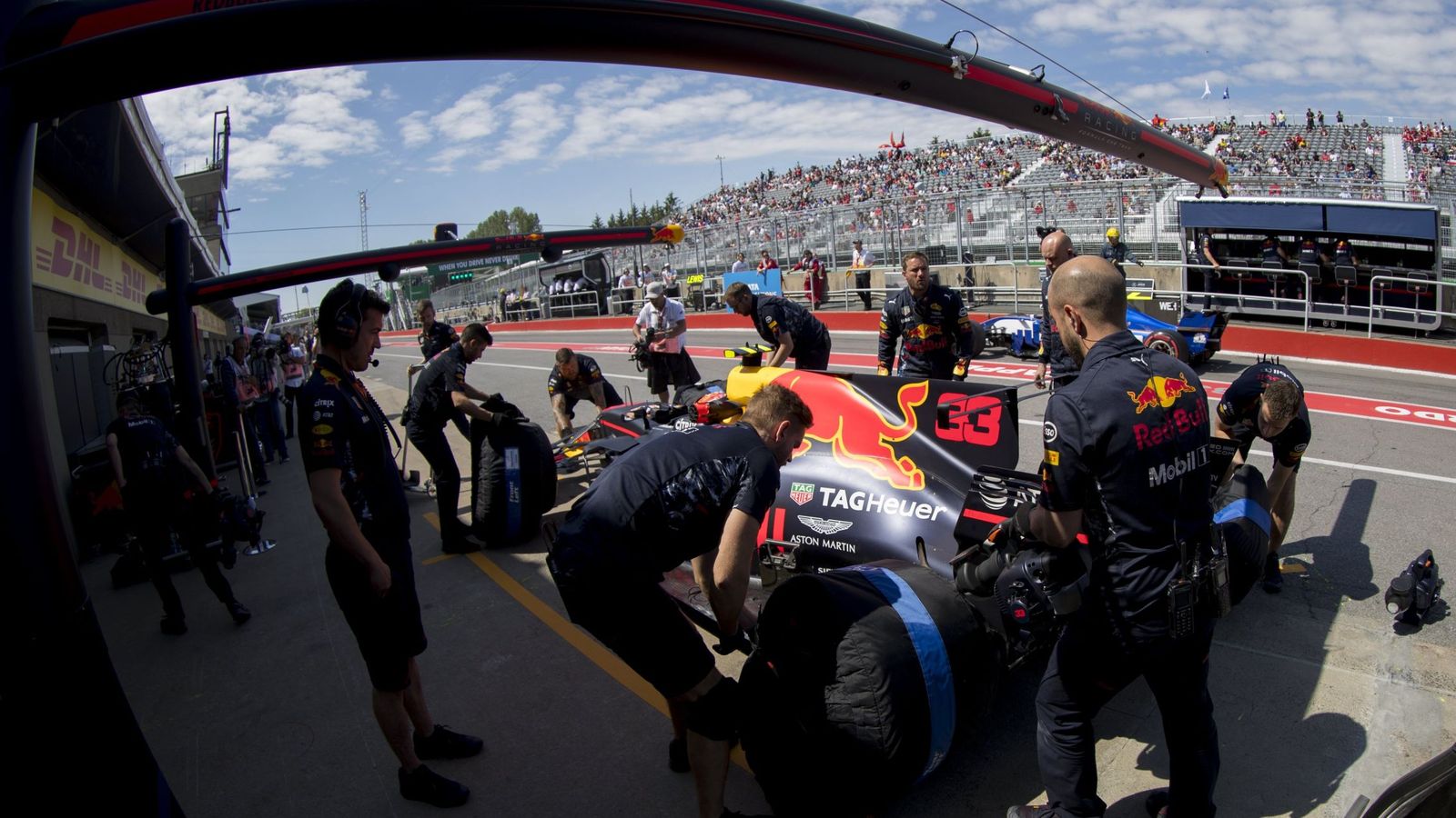 Foto: Max Verstappen, en su casilla de boxes en el GP de Canadá. (EFE)