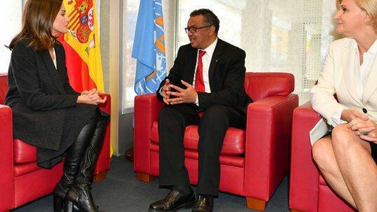Doña Letizia, con el presidente de la OMS. (Getty)