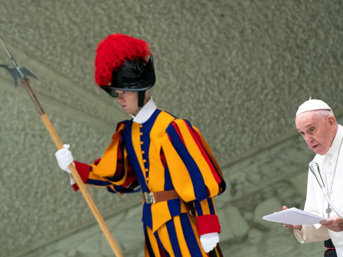 Foto: Imagen de archivo del papa Francisco, junto a un guardia suizo, en el Vaticano. (EFE)