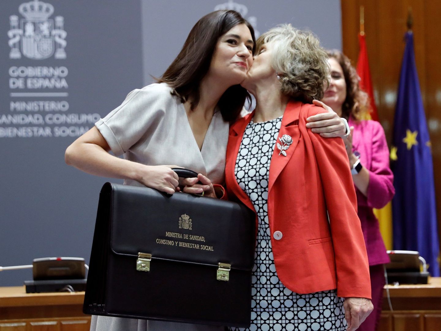 Carmen Montón entrega la cartera de Sanidad a María Luisa Carcedo tras su dimisión. (EFE)