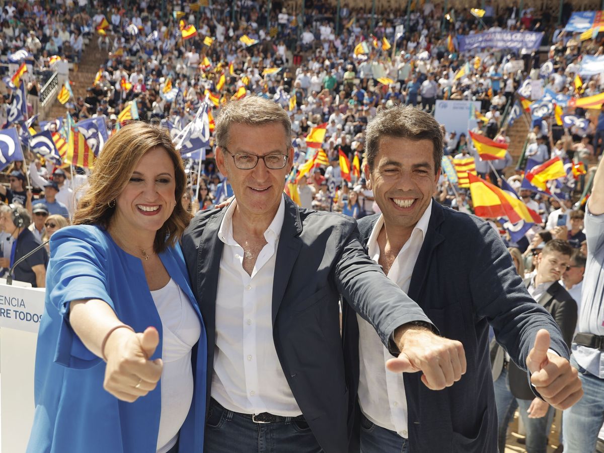 Foto: El líder del PP, Alberto Núñez Feijóo, el candidato del PP en la Comunidad Valenciana, Carlos Mazón, y la alcaldable de Valencia, María José Catalá. (EFE/Kai Forsterling)