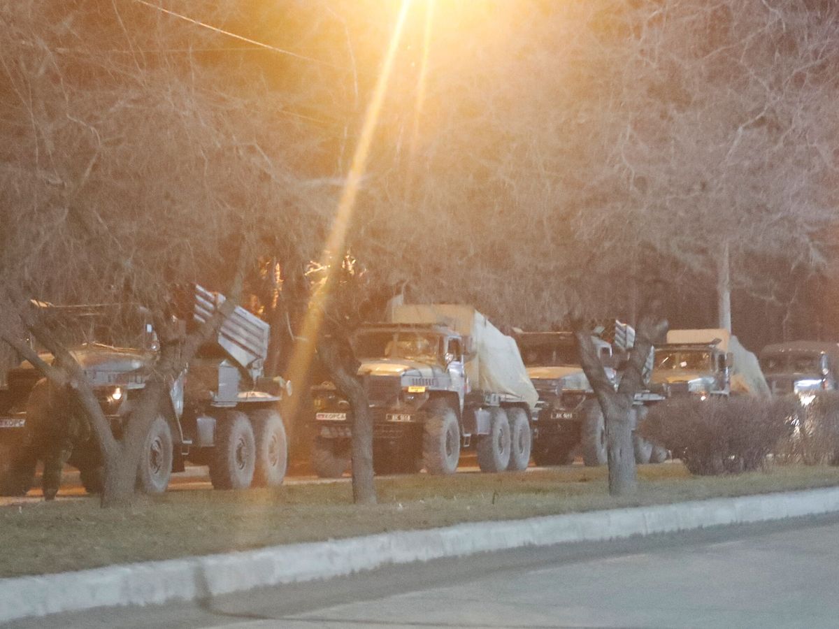 Foto: Vehículos militares en las calles de Donetsk esta madrugada. (Reuters/Alexander Ermochenko)