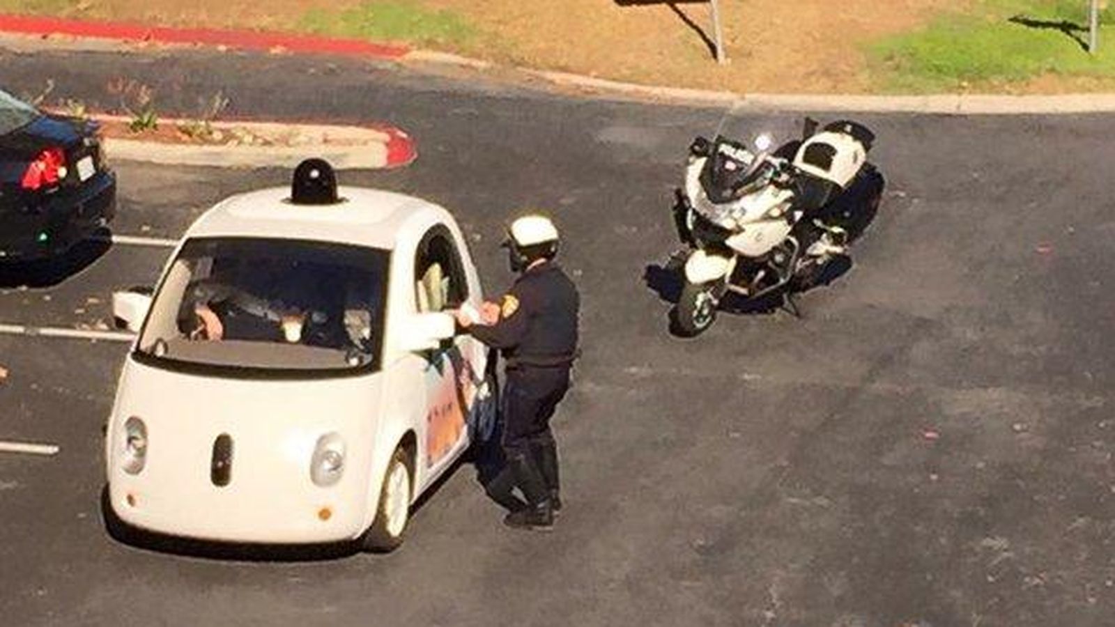 Foto: El vehículo de Google, 'cazado' por la policía. (Zandr Milewski)