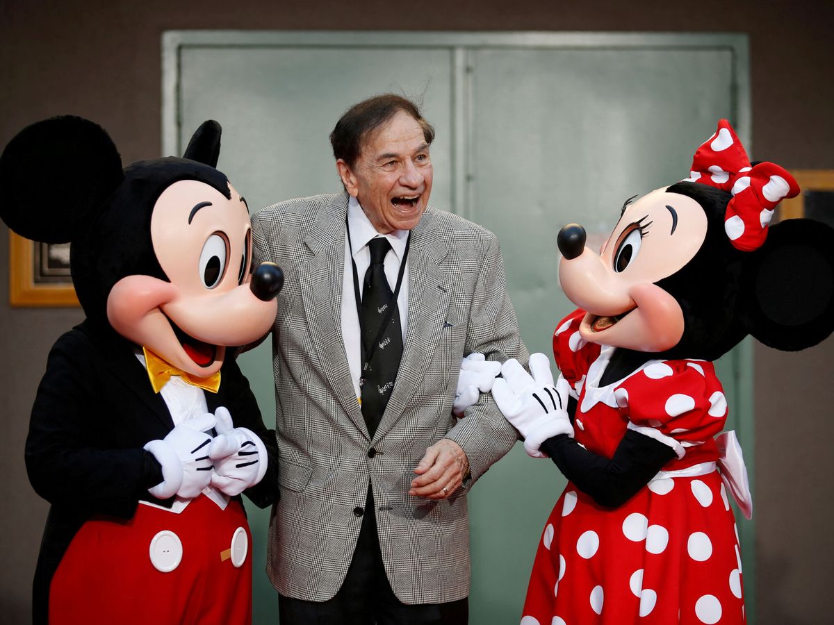 Foto: El compositor, junto a Mickey y Minnie Mouse (REUTERS/Danny Moloshok)