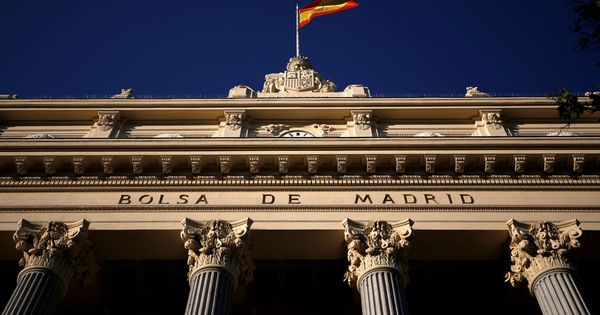 Foto: La bandera de España ondea en la Bolsa de Madrid, hogar del Ibex 35. (Reuters)