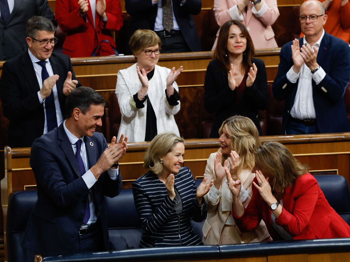 Foto: El presidente del Gobierno, Pedro Sánchez (i), junto a sus vicepresidentas, tras la votación de la moción de censura. (EFE/J.J. Guillén)