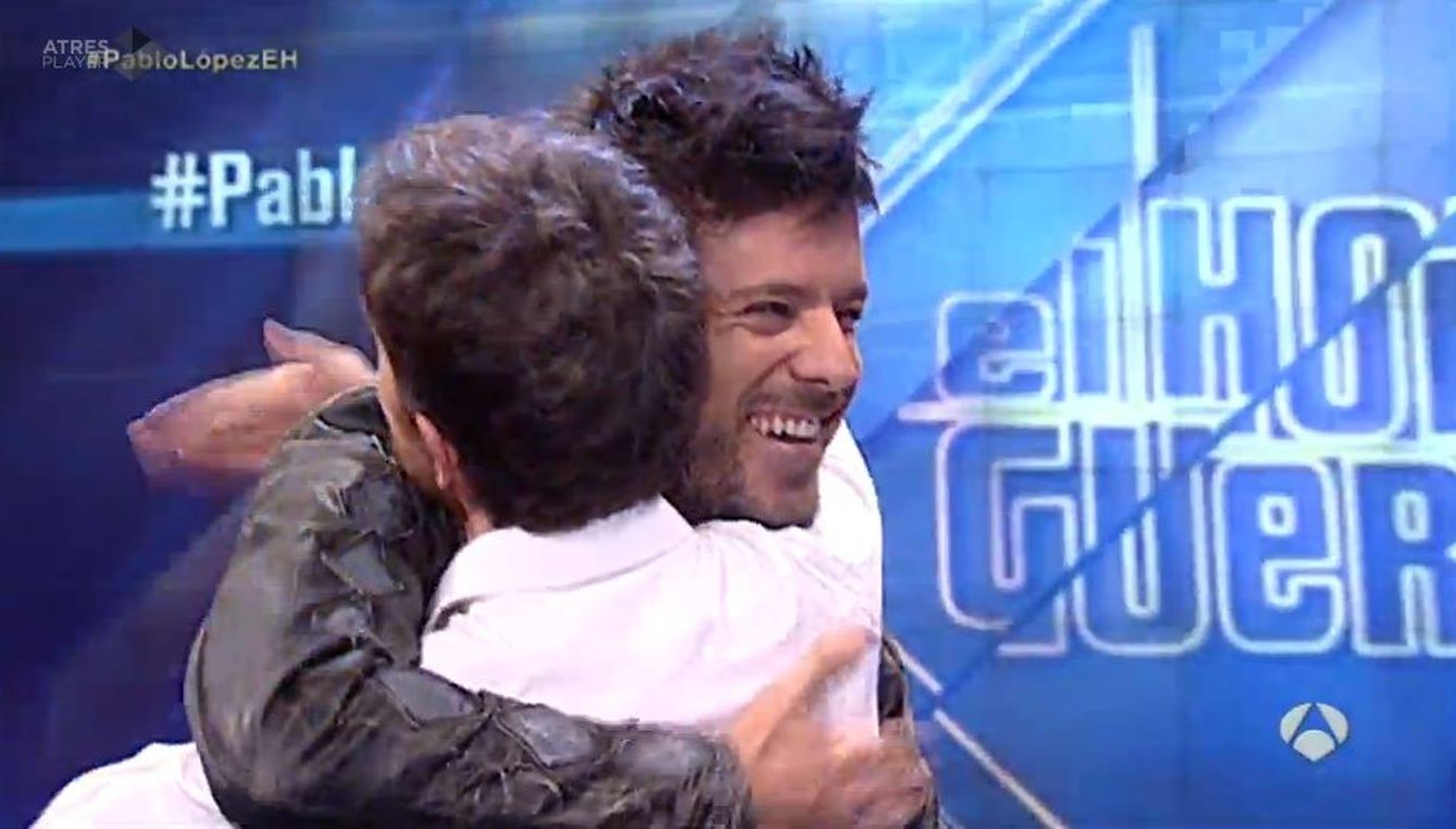 Palo López se funde en un abrazo con Pablo Motos.