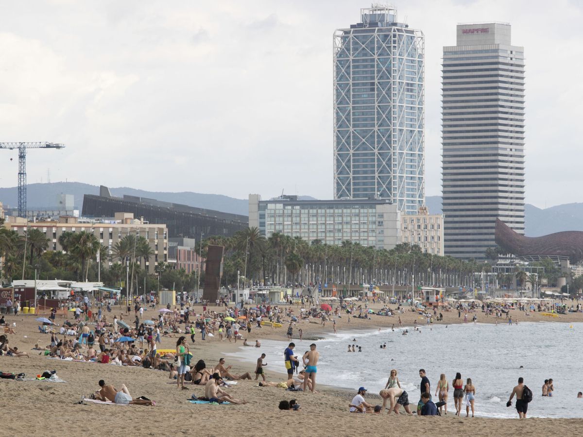 Foto: Vista de la playa de la Barceloneta. (EFE/Marta Pérez)