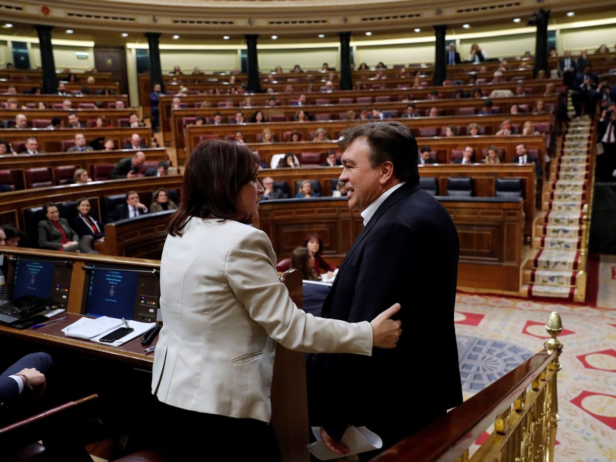 Foto: La vicesecretaria general del PSOE, Adriana Lastra, y el diputado de Teruel Existe en el Congreso, Tomás Guitarte. (EFE) 