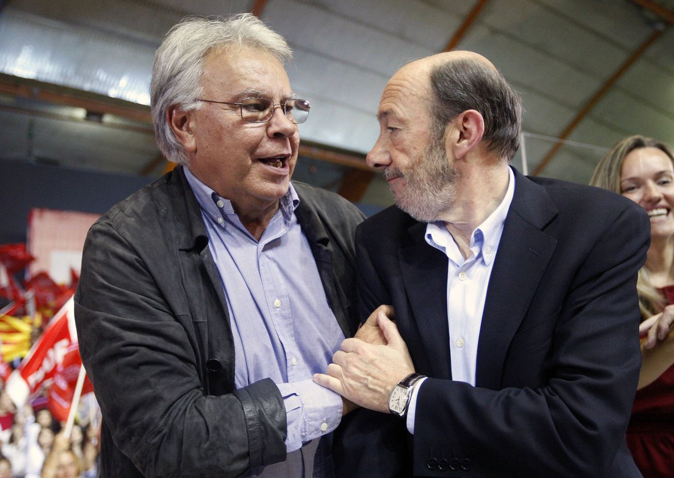 El expresidente del Gobierno Felipe González y Alfredo Pérez Rubalcaba. (EFE)