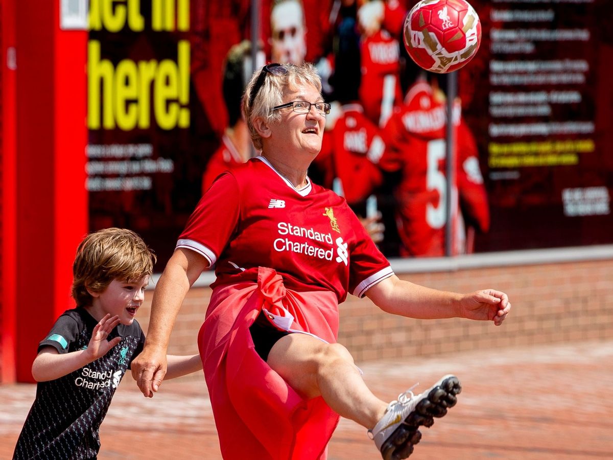 Foto: Aficionados del Liverpool en la puerta de Anfield. (EFE/Peter Powell)