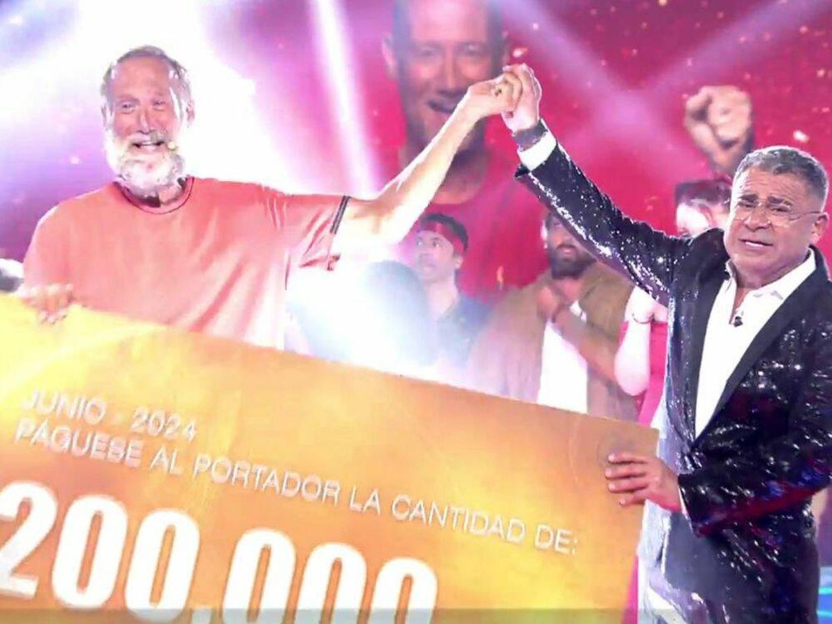 Foto: Con el cheque de 200.000 euros en mano, García Aguado anunció a qué dedicará una parte significativa del premio (Mediaset)