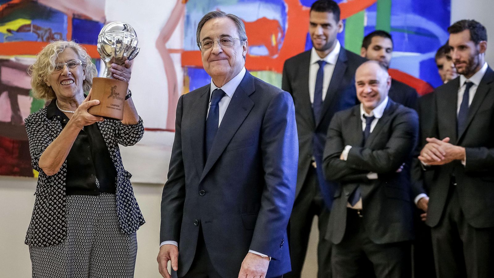 Foto: Florentino Pérez junto con Carmena en la recepción del Real Madrid. (Efe)