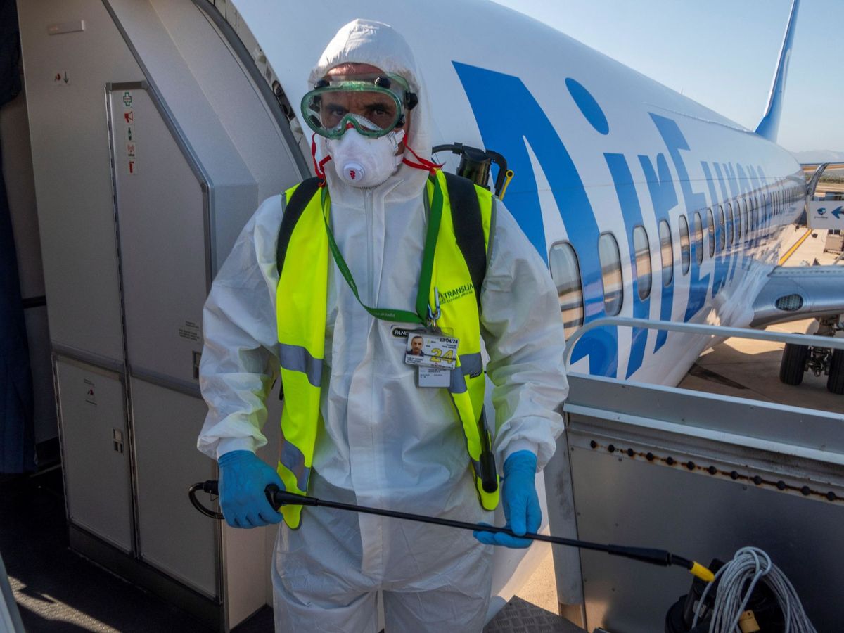 Foto: Labores de limpieza y desinfección de un avión de Air Europa. (EFE)