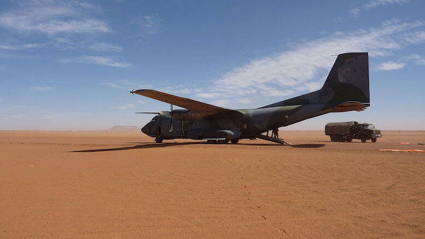 Avión de transporte táctico C-160 Transall de la Fuerza Aérea francesa en la pista de aterrizaje de Madama, en Níger, el 1 de enero de 2015, uno de los países africanos en los que el ejército francés sigue participando. (Philippe Chapleau)