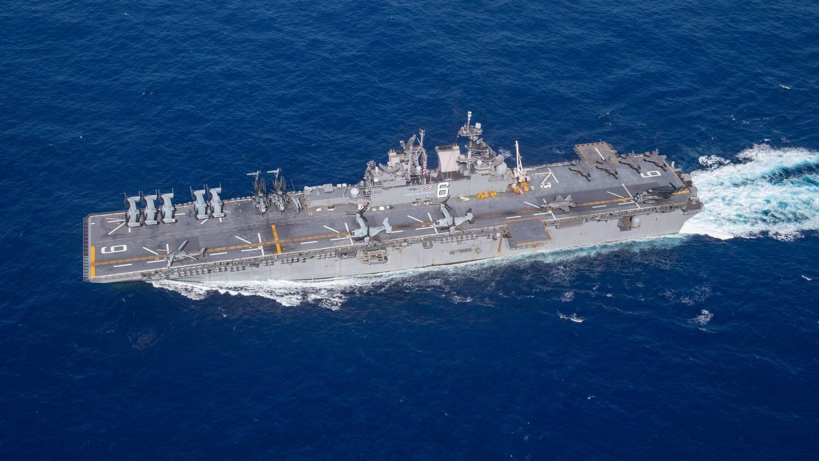 El poder aeronaval de la OTAN. El buque USS America (LHA-6), con aviones F-35B. (US NAVY)